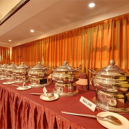 Hotel Savshanti Towers Vadodara Bagian luar foto