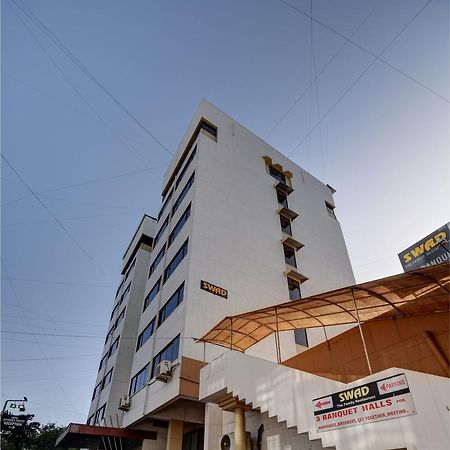 Hotel Savshanti Towers Vadodara Bagian luar foto