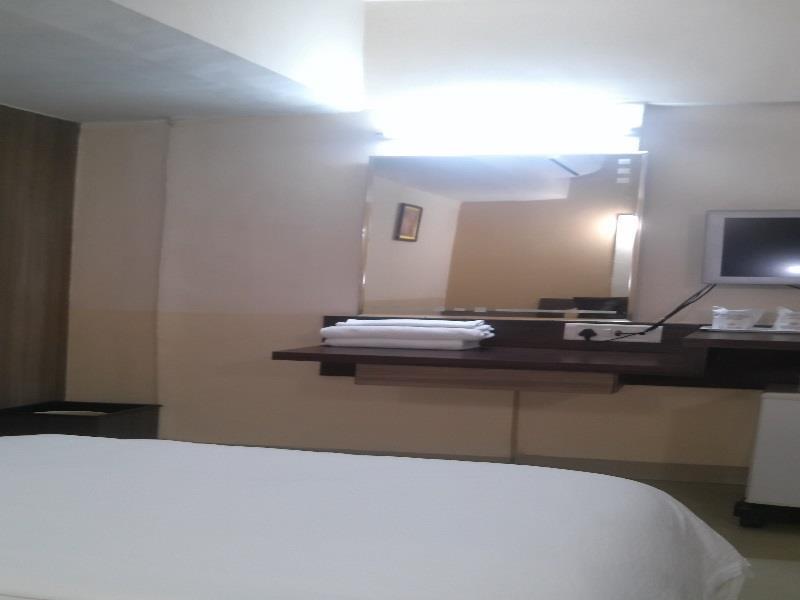 Hotel Savshanti Towers Vadodara Bagian luar foto