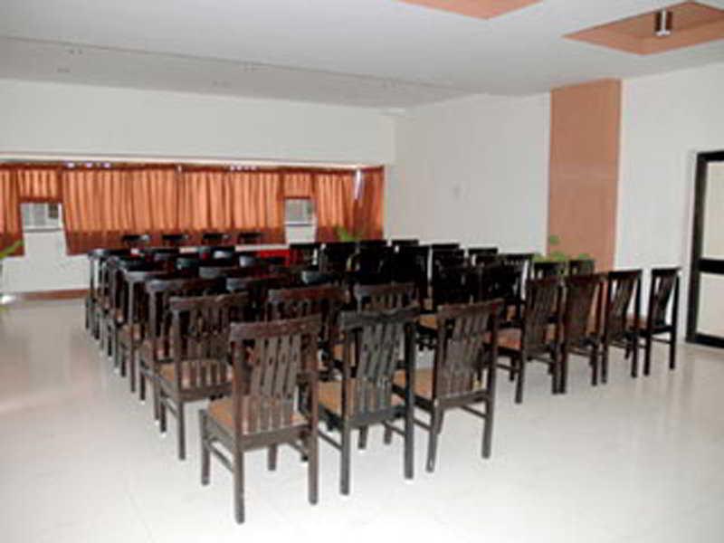Hotel Savshanti Towers Vadodara Bagian luar foto
