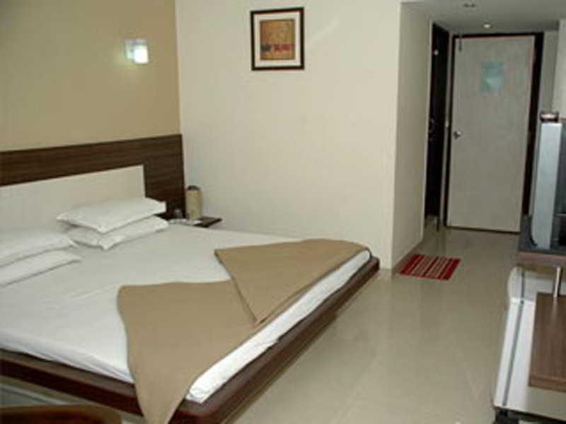 Hotel Savshanti Towers Vadodara Bagian luar foto