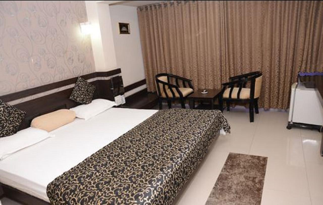 Hotel Savshanti Towers Vadodara Bagian luar foto