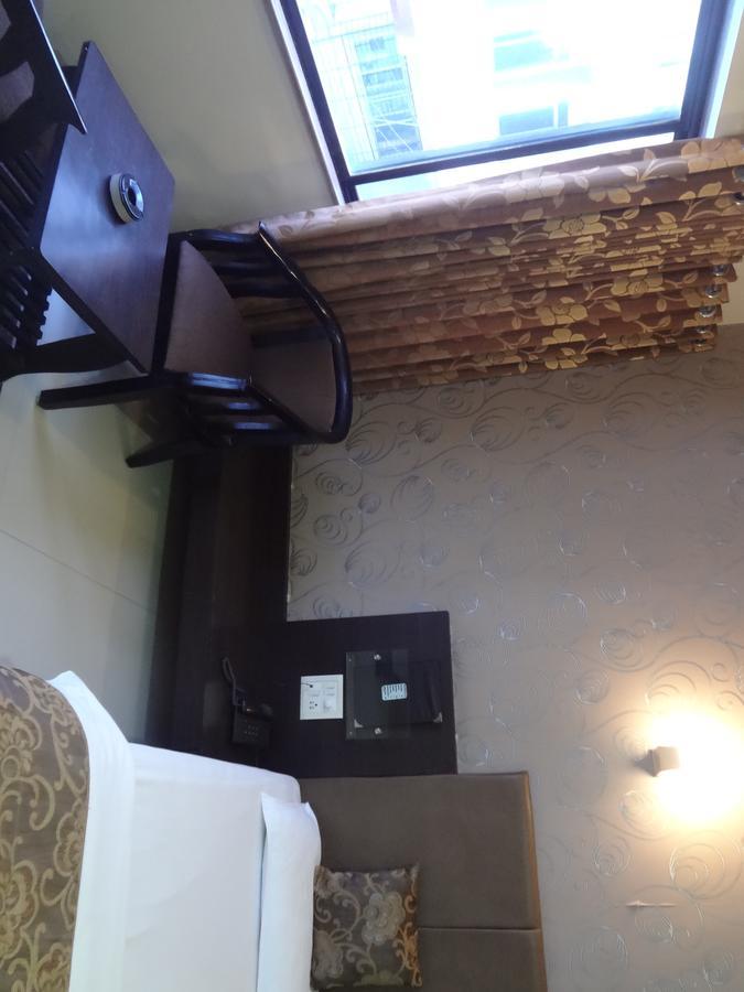 Hotel Savshanti Towers Vadodara Bagian luar foto