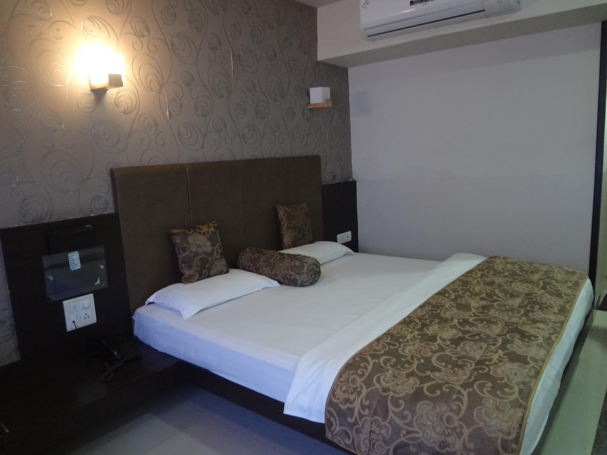 Hotel Savshanti Towers Vadodara Bagian luar foto