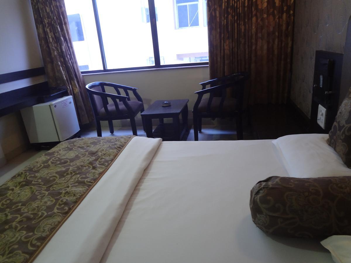 Hotel Savshanti Towers Vadodara Bagian luar foto
