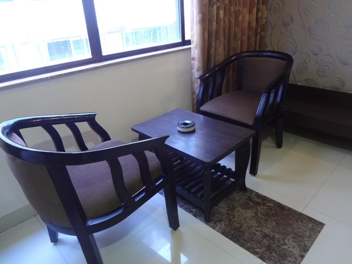 Hotel Savshanti Towers Vadodara Bagian luar foto