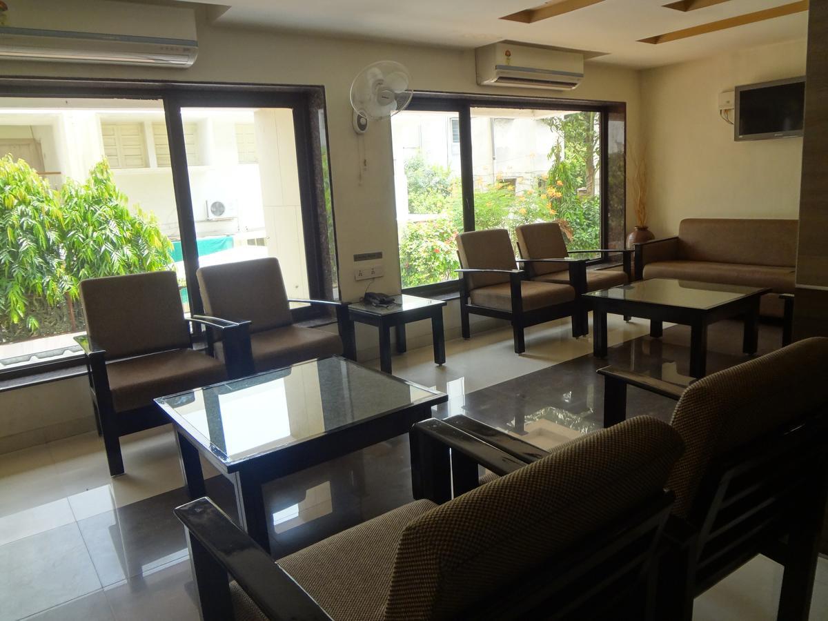 Hotel Savshanti Towers Vadodara Bagian luar foto