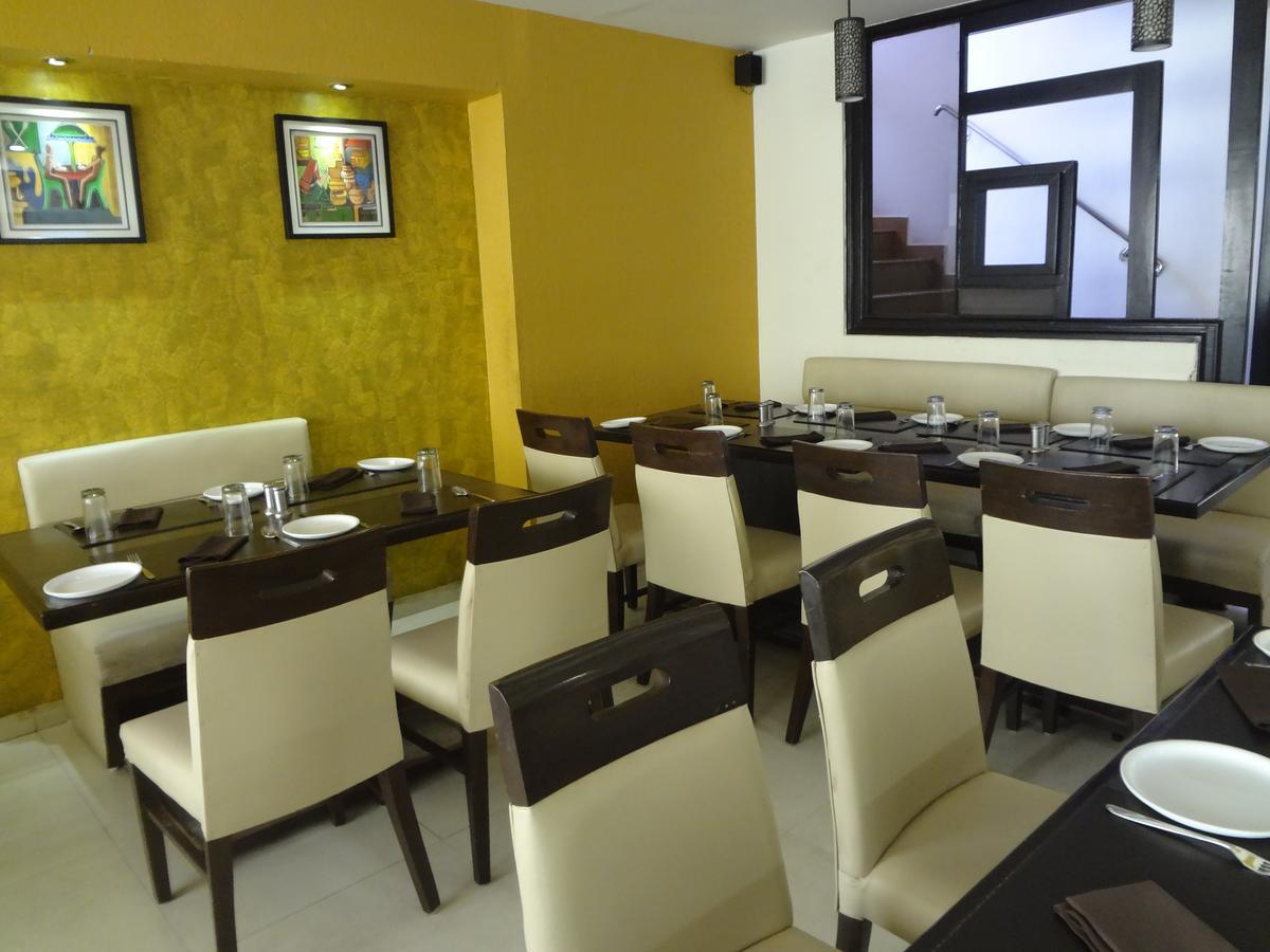 Hotel Savshanti Towers Vadodara Bagian luar foto