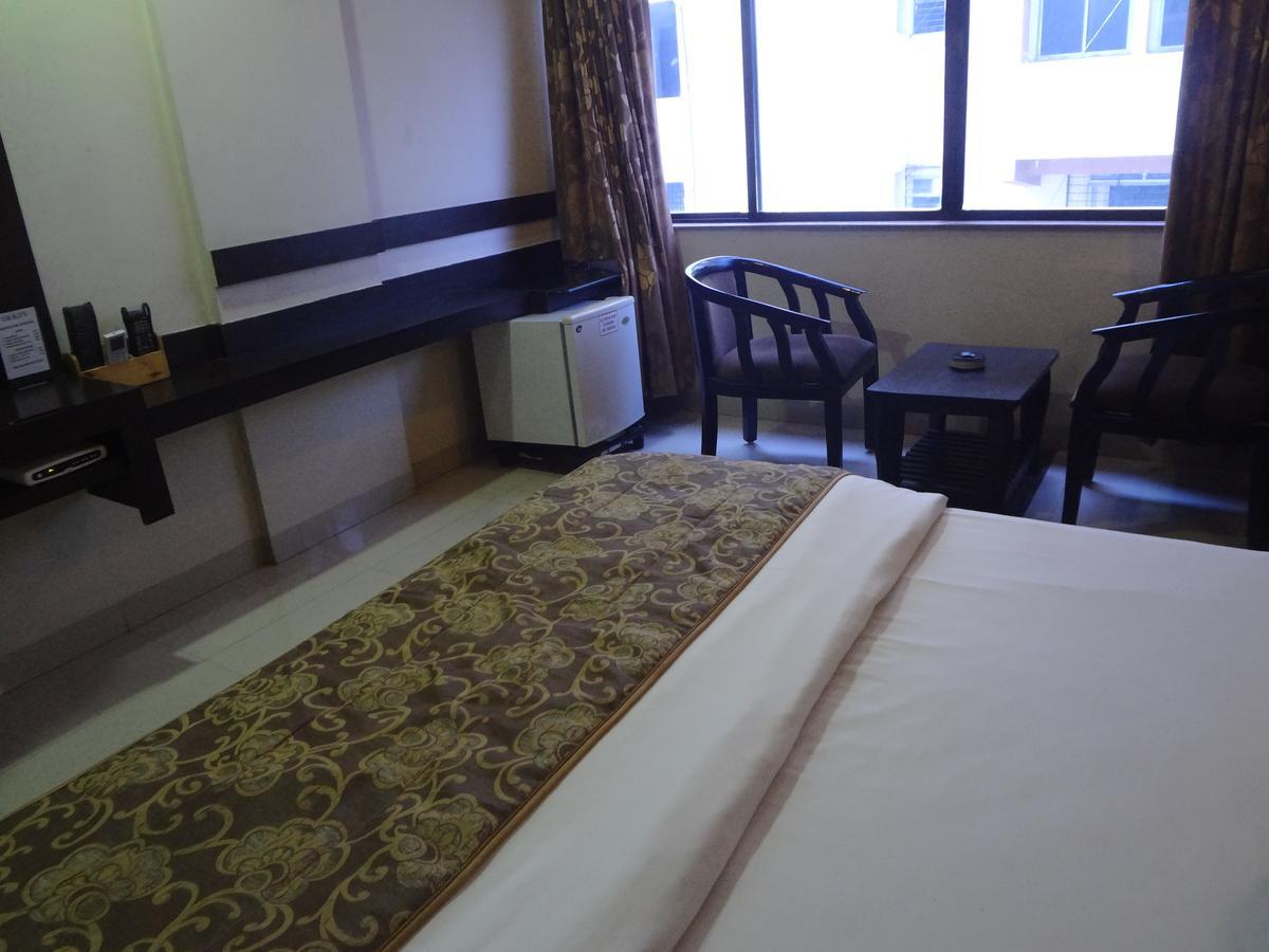 Hotel Savshanti Towers Vadodara Bagian luar foto