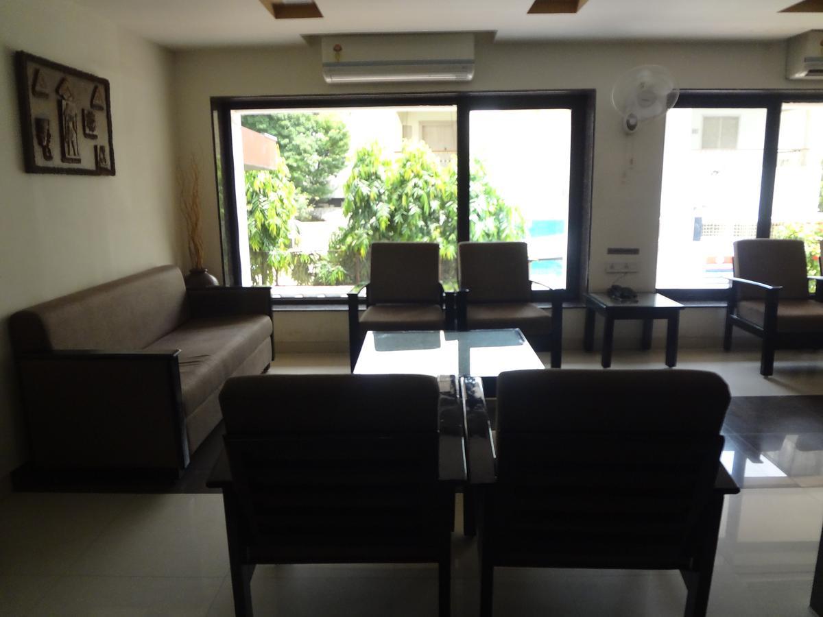 Hotel Savshanti Towers Vadodara Bagian luar foto