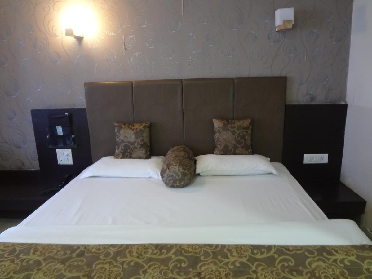 Hotel Savshanti Towers Vadodara Bagian luar foto