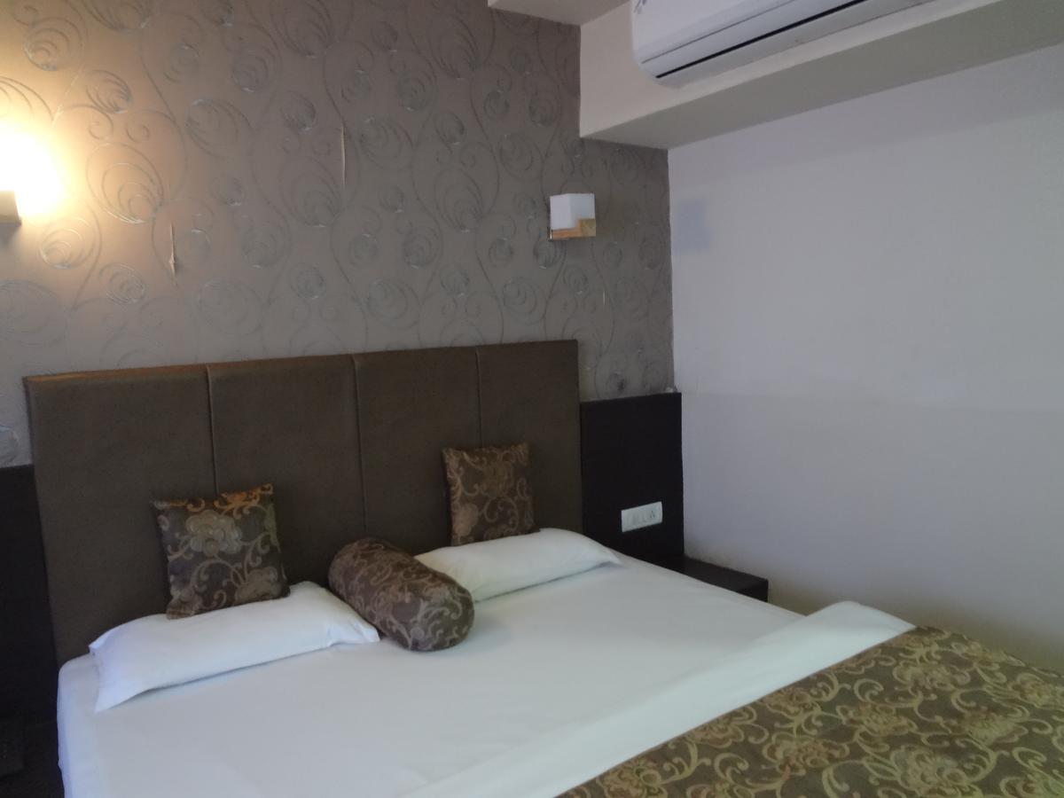 Hotel Savshanti Towers Vadodara Bagian luar foto