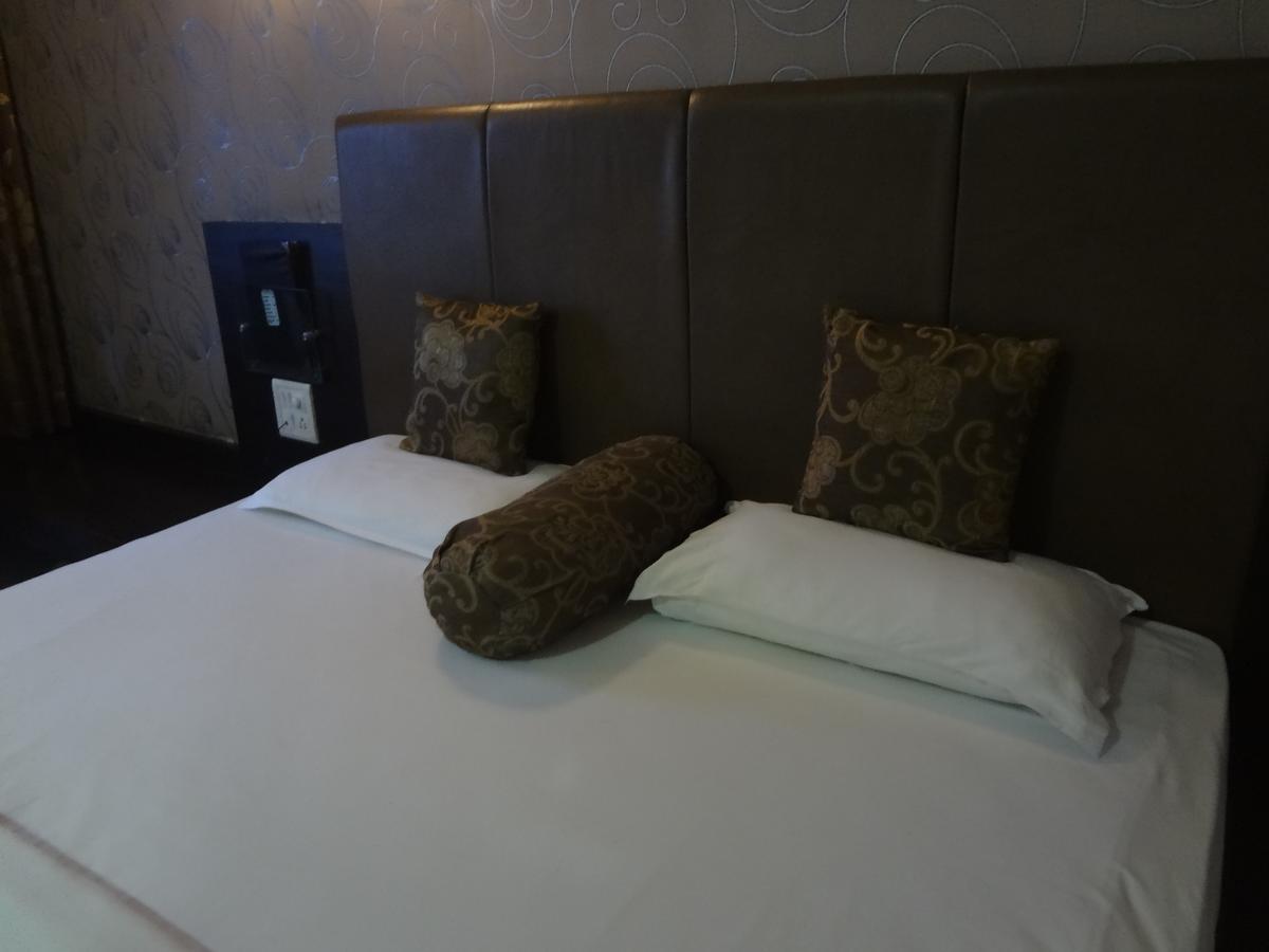Hotel Savshanti Towers Vadodara Bagian luar foto