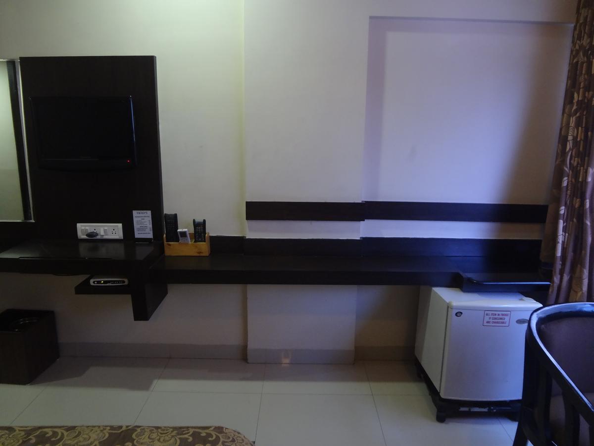 Hotel Savshanti Towers Vadodara Bagian luar foto