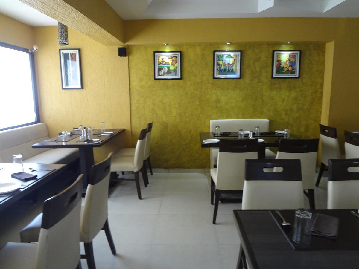 Hotel Savshanti Towers Vadodara Bagian luar foto