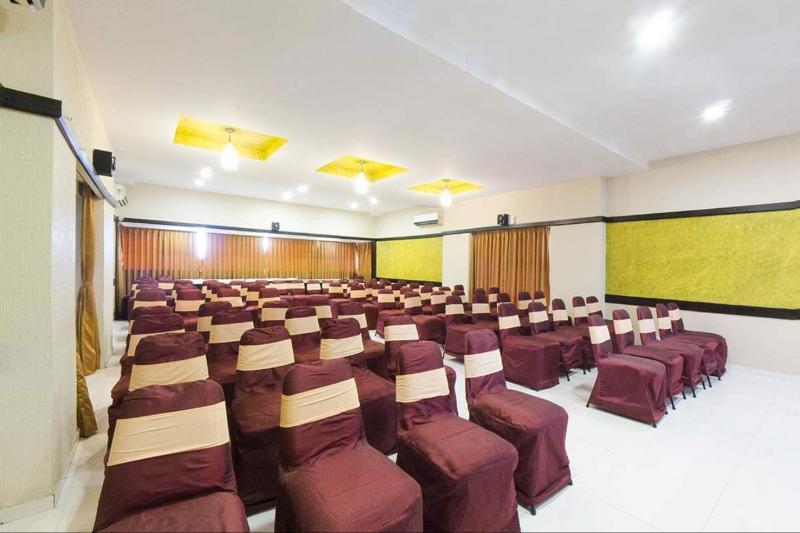 Hotel Savshanti Towers Vadodara Bagian luar foto
