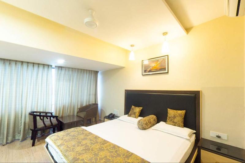 Hotel Savshanti Towers Vadodara Bagian luar foto