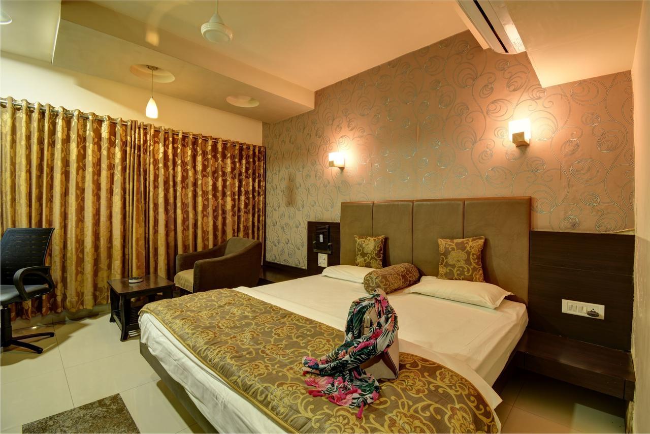 Hotel Savshanti Towers Vadodara Bagian luar foto