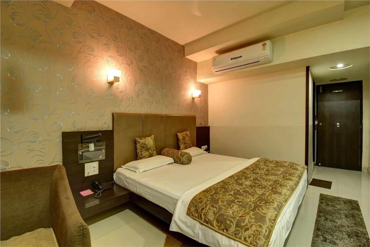 Hotel Savshanti Towers Vadodara Bagian luar foto