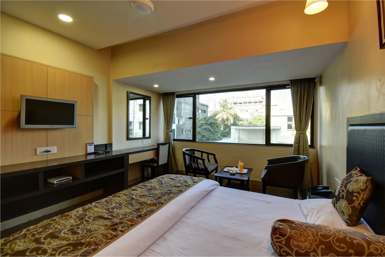 Hotel Savshanti Towers Vadodara Bagian luar foto