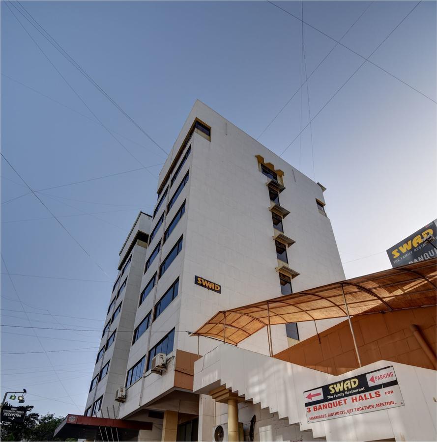 Hotel Savshanti Towers Vadodara Bagian luar foto